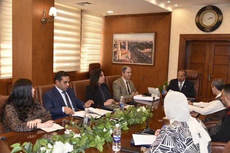 محافظ بورسعيد يناقش آليات النهوض بالقطاع الزراعي وملف تقنين الأراضي وتعزيز الخدمات البيطرية بالمحافظة