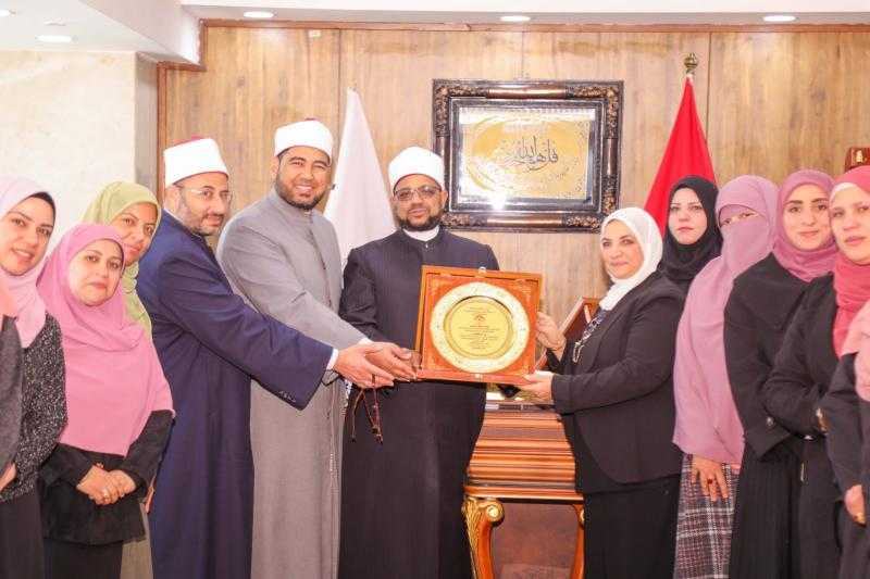 الأزهر يكرم إلهام شاهين تقديرًا لجهودها في الدعوة