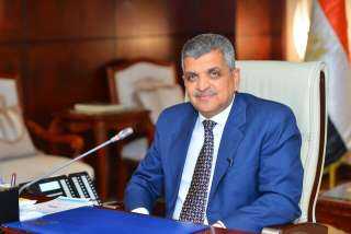 اسامة ربيع: شهر إبريل شهد تراجعا ملحوظا في عدد السفن العابرة للقناة
