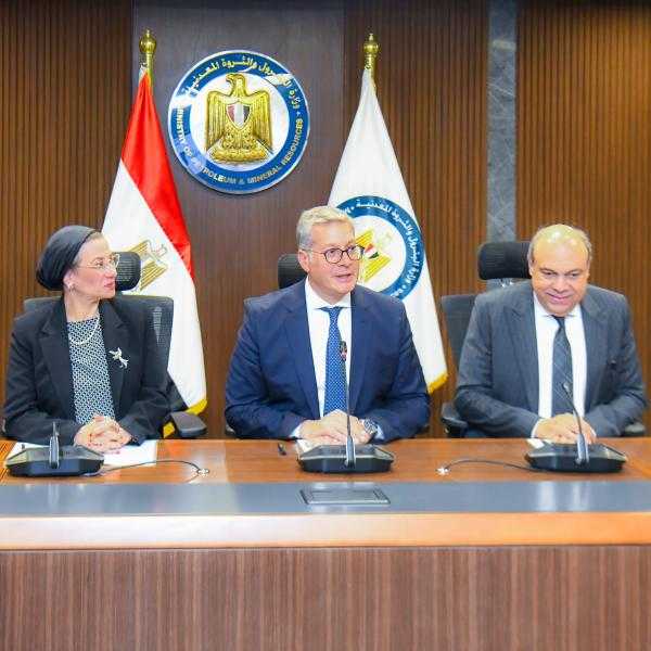وزراء البيئة والبترول والطيران يبحثون التعاون في مشروع انتاج وقود الطائرات المستدام