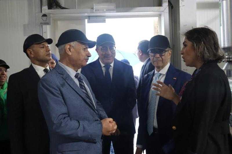 وزير الاستثمار والتجارة الخارجية يقوم بزيارة لإحدى شركات الأدوية التونسية