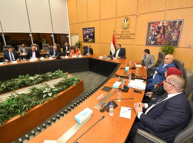 وزير الإسكان يتابع المشروعات السكنية بعددٍ من المحافظات والمدن الجديدة