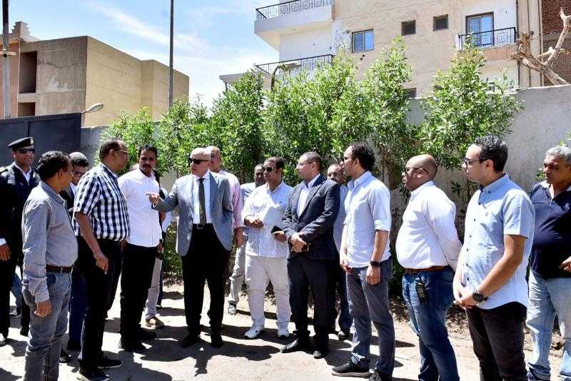 محافظة الأقصر يتفقد سوق مرحبا لبحث شكاوى أصحاب البازارات