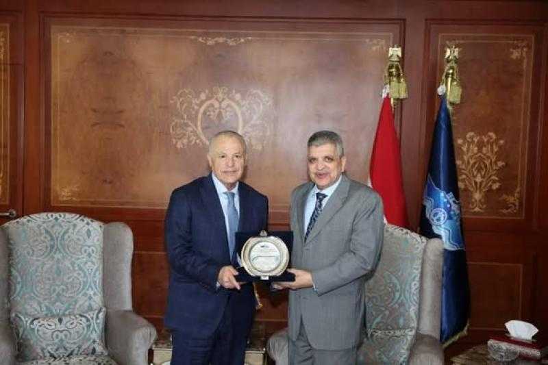 رئيس هيئة قناة السويس يستقبل أبو ريدة لمناقشة الاستعدادات لكأس الأمم تحت 20 عامًا