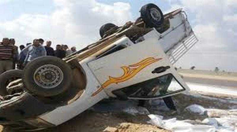 مصرع سيدة وإصابة 18 عاملًا في انقلاب سيارة ربع نقل بالطريق الصحراوي الغربي