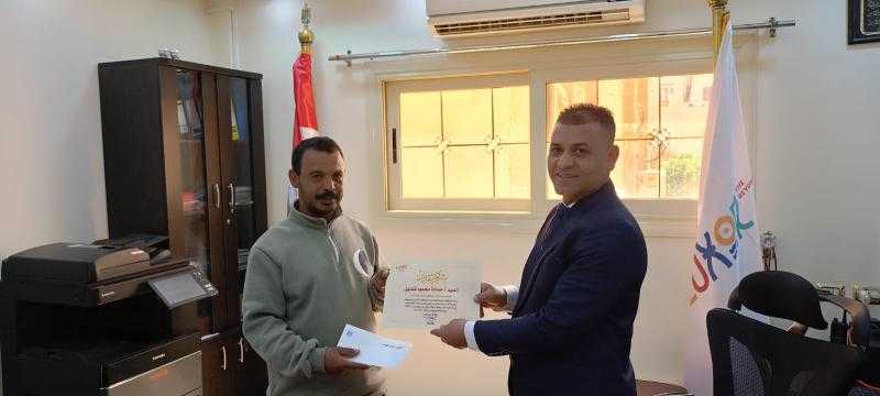 رئيس مركز البياضيه بالأقصر يكرم الموظف المثالى عن شهر مارس٢٠٢٥