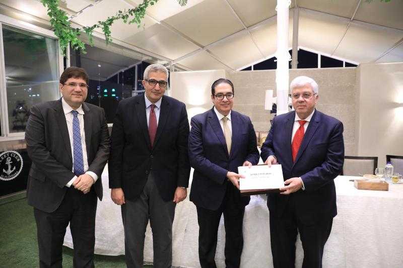 وزير التعليم العالي يكرم فريق العمل المشارك في تنظيم فعالية زيارة الرئيس الفرنسي لجامعة القاهرة