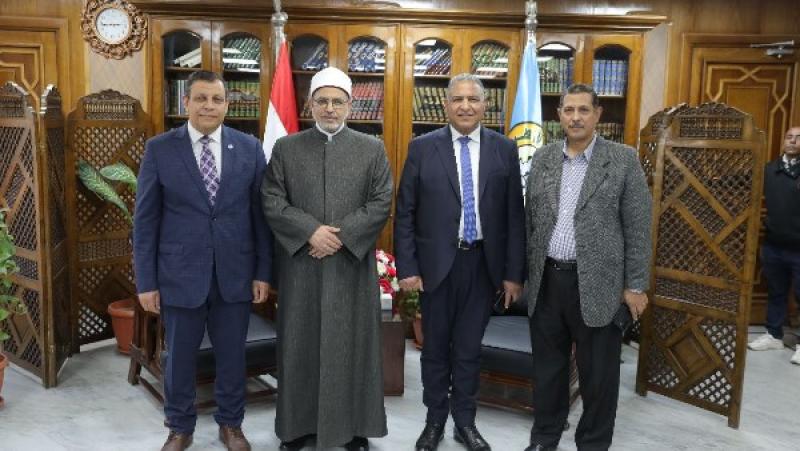 الدكتور إبراهيم نصار، على يمين رئيس جامعة الأزهر