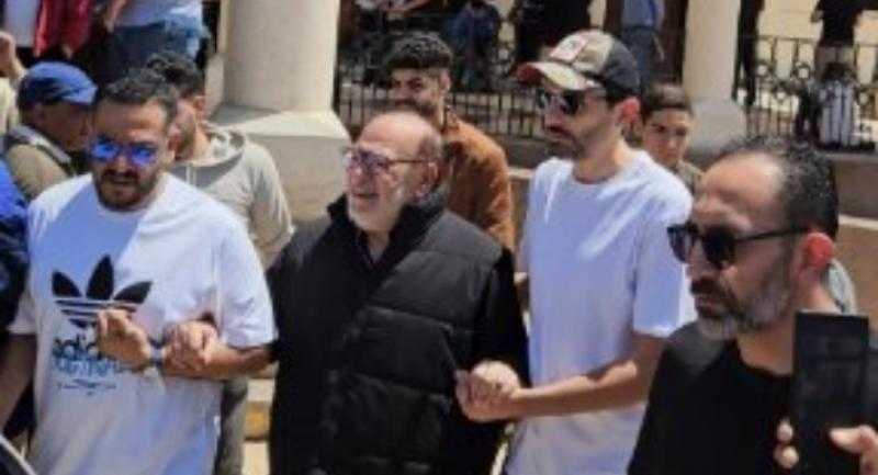 انهيار صلاح عبد الله في جنازة سليمان عيد