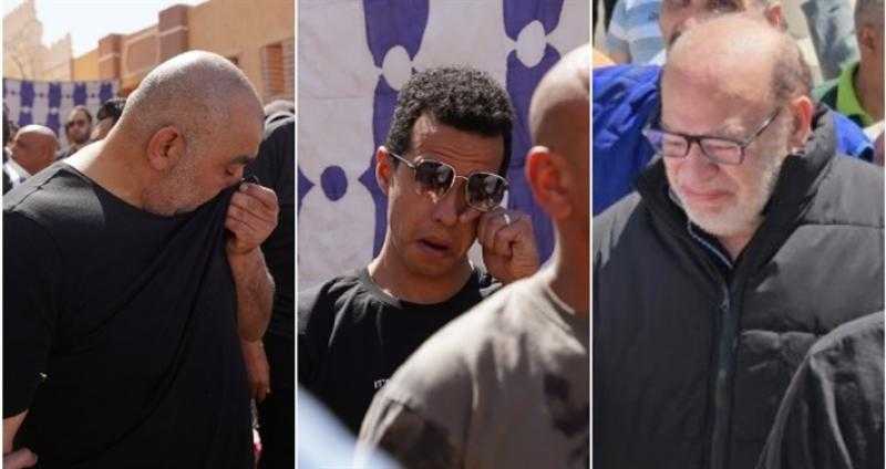 حملوا النعش وودعوه بالدموع.. انهيار طه الدسوقي وأحمد السقا بجنازة سليمان عيد