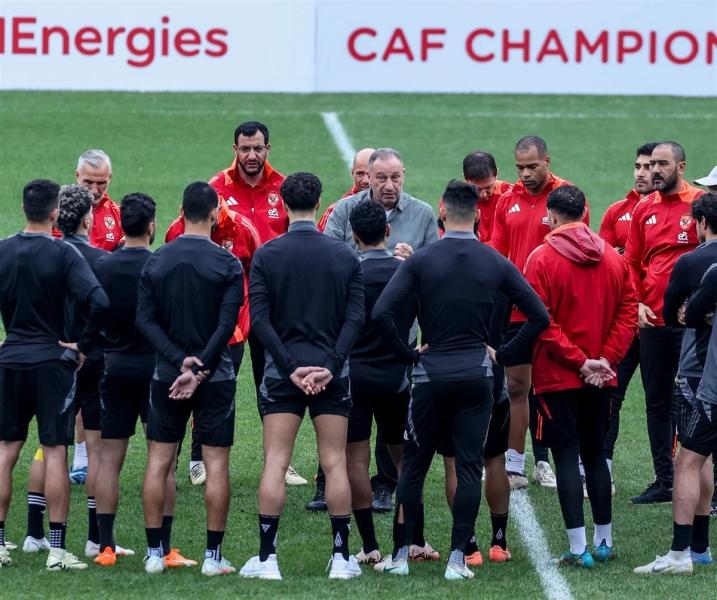 محمود الخطيب يجتمع بلاعبي الأهلي قبل مواجهة صن داونز في ذهاب نصف نهائي دوري الأبطال