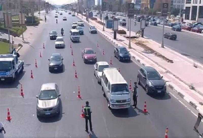 تحرير 963 مخالفة للملصق الإلكتروني ورفع 38 سيارة ودراجة نارية متروكة