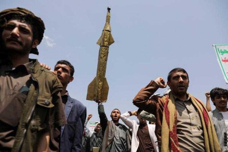 الحوثيون يعلنون توقف نشاط ميناء رأس عيسى جراء غارات واشنطن