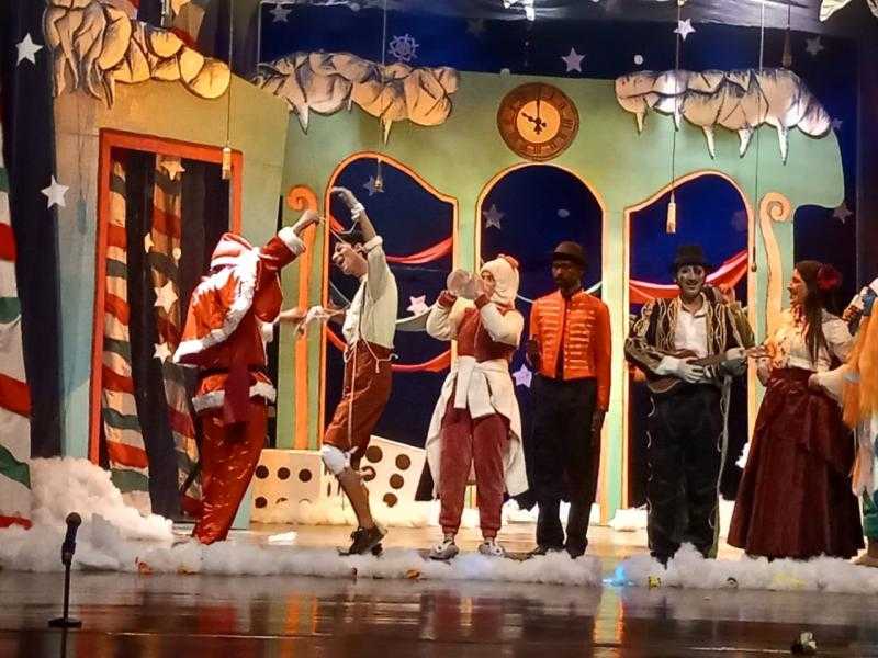 الهدية من كلية الطب بجامعة حلوان تُشعل افتتاح مهرجان التمثيل المسرحي على خشبة مجمع الفنون والثقافة