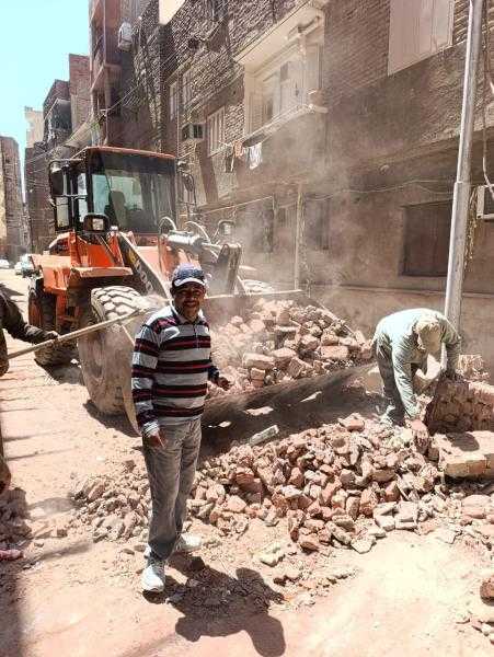 حملة لرفع الحواجز والمعوقات الخرسانية من الطريق العام بحي وسط بمدينة الأقصر