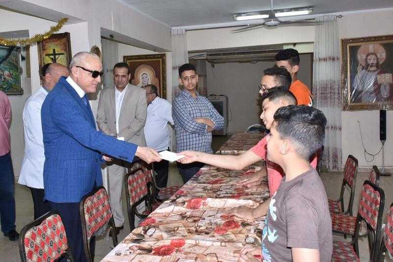 محافظ الأقصر يهنئ الأطفال باحتفالات عيد القيامة المجيد