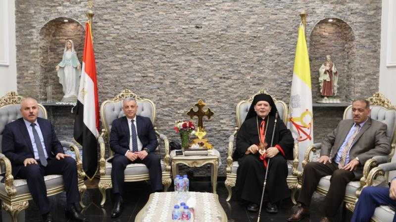 محافظ الإسماعيلية يزور كنائس المحافظة للتهنئة بعيد القيامة المجيد