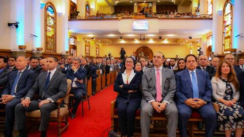 وزيرة البيئة تهنئ أقباط مصر بعيد القيامة المجيد وتشاركهم الاحتفال بالكنيسة الإنجيلية