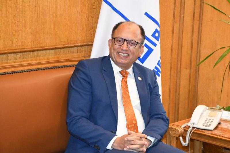 رئيس جامعة حلوان يهنئ البابا تواضروس والأخوة المسيحيين بعيد القيامة المجيد