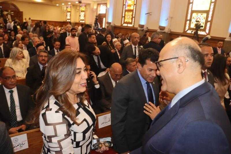 محافظ القليوبية يشارك الأقباط فرحة عيد القيامة بالكنيسة الإنجيلية بمصر الجديدة