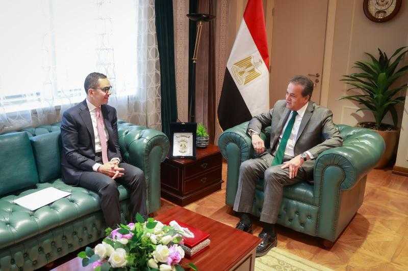 وزير الصحة يبحث مع وزير الاستثمار وضع آليات وحلول لتخفيف الأعباء المالية وتشجيع الاستثمار