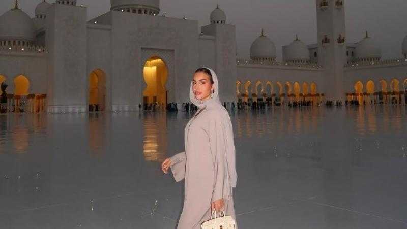 بعباءة وحجاب.. أحدث ظهور لجورجينا من داخل المسجد