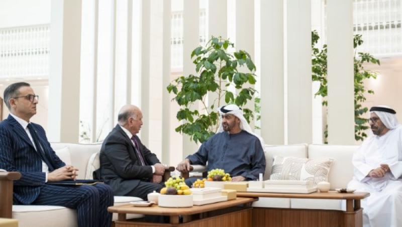 محمد بن زايد يتسلم دعوة من الرئيس العراقي 