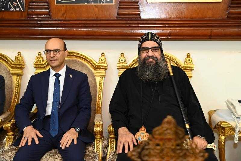 رئيس جامعة أسيوط يزور مطرانية الكاثوليك للتهنئة بعيد القيامة المجيد