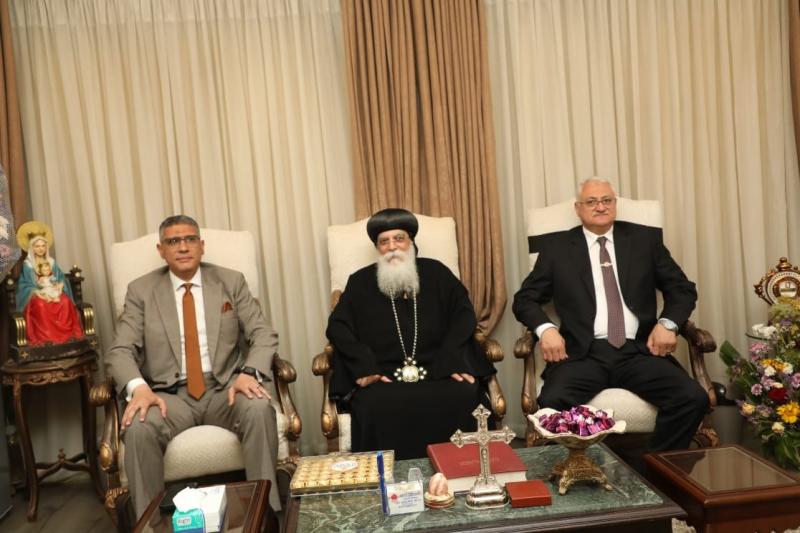 محافظ الجيزة يزور مقر مطرانية الأقباط الأرثوذكس بأكتوبر وأوسيم للتهنئة بعيد القيامة المجيد