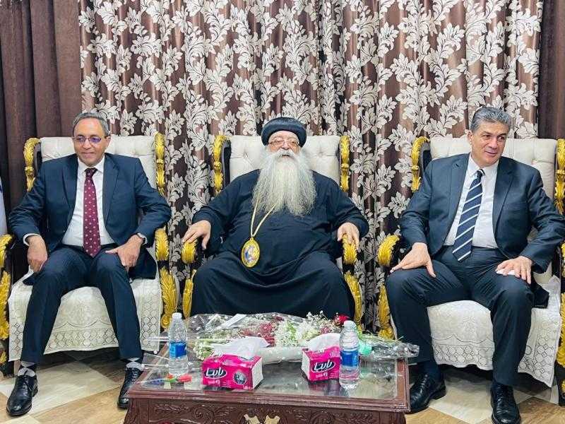محافظ قنا يقدم التهنئة لأقباط دشنا بمناسبة عيد القيامة المجيد