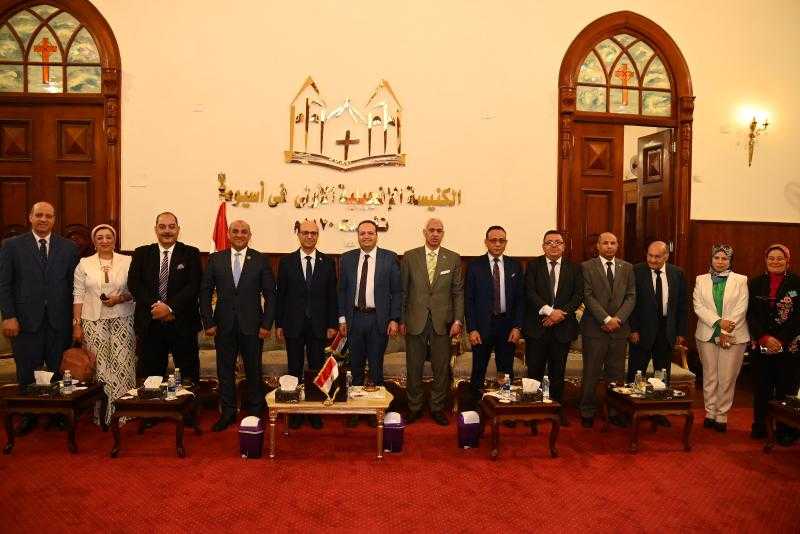 رئيس جامعة أسيوط يزور الكنيسة الإنجيلية الأولى للتهنئة بعيد القيامة المجيد