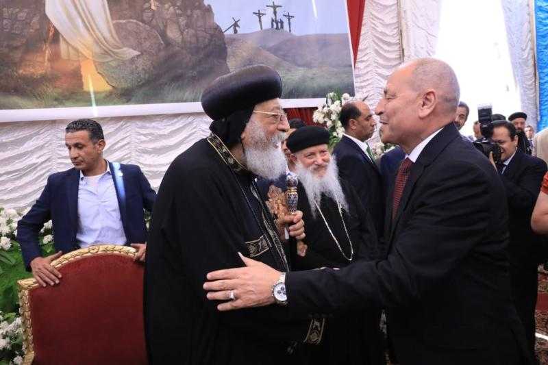 محافظ القاهرة يهنئ البابا تواضروس بعيد القيامة المجيد