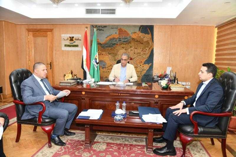 محافظ الفيوم يتابع معدلات الآداء بملف تقنين أراضي أملاك الدولة