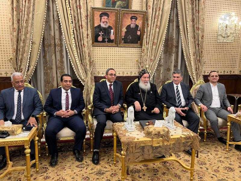 محافظ قنا يختتم جولته الكنسية بتهنئة أقباط المدينة بعيد القيامة المجيد