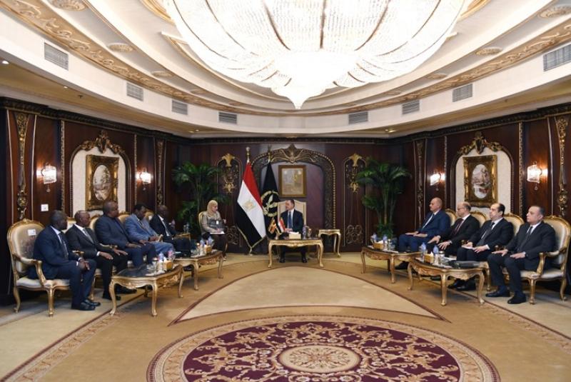 وزير الداخلية يبحث مع المفتش العام للشرطة بجمهورية أوغندا تعزيز التعاون 