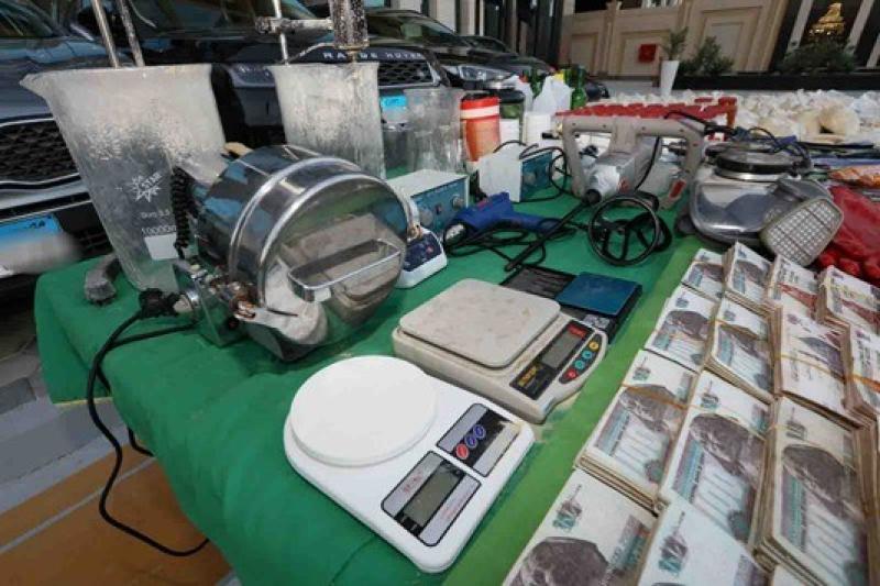 جهات التحقيق تعاين معملين لـ عصابة سارة خليفة ..  مجوهرات ودولارات وسيارات أبرز الأحراز