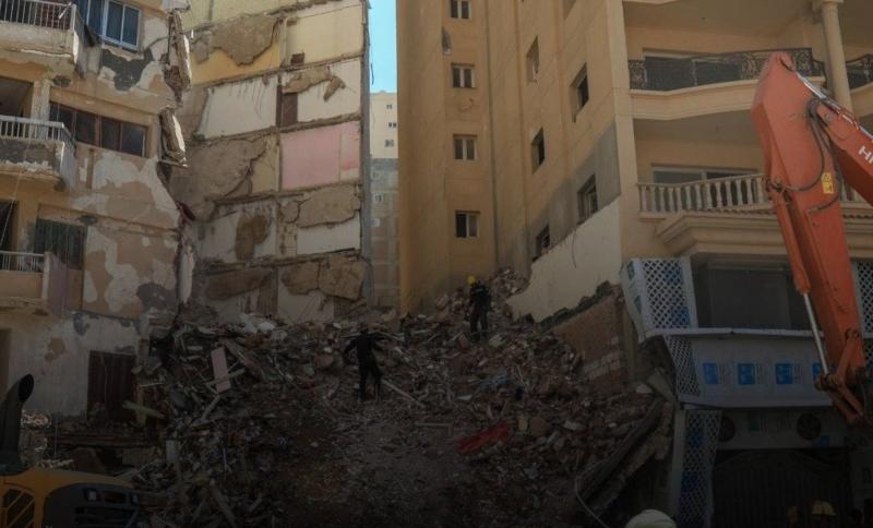 انهيار عقار قديم بالزقازيق وتهشم عدد من السيارات دون خسائر بشرية