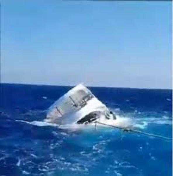 إنقاذ 14 شخصًا بينهم سياح أجانب بعد غرق لنش سياحي قبالة سواحل دهب