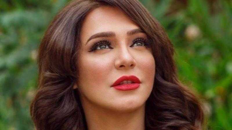 سلاف فواخرجي تعتذر علنا وتشكر الشعب المصري