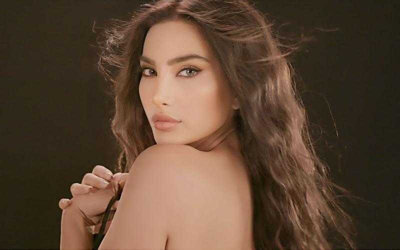 شيراز تعود بلمسة التسعينات وتجهّز مفاجآت غنائية باللهجة المصرية من قلب القاهرة