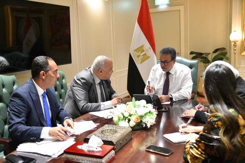 وزير الصحة يبحث مع المدير التنفيذي لصندوق التعويض عن مخاطر المهن الطبية دعم الأطباء وتطوير برامج التدريب وبيئة العمل