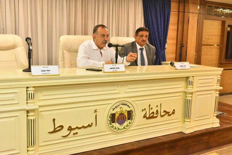 محافظ أسيوط يؤكد على تكثيف الجهود بملفات التصالح والتقنين ويشدد على إزالة مخالفات البناء والتعديات