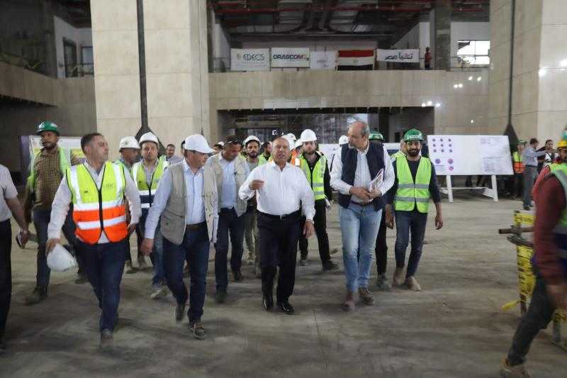 وزير الصناعة والنقل في جولة تفقدية بمشروع الخط الأول من شبكة القطار الكهربائي السريع لمتابعة التشطيبات النهائية للمحطات