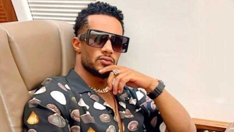 محمد رمضان يضع الباسبور المصري على رأسه خلال حفله بأمريكا