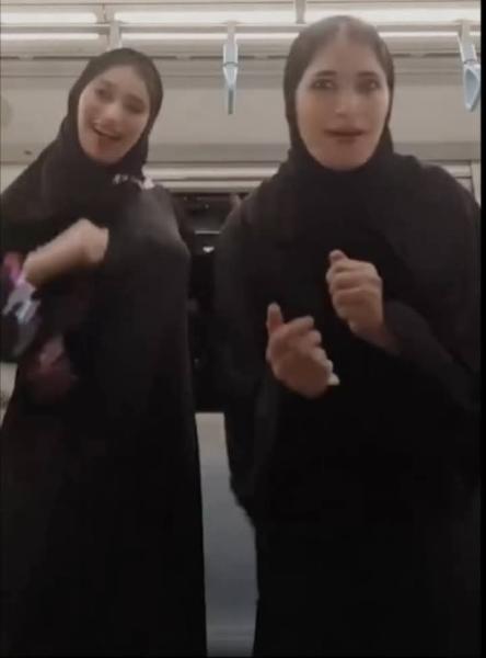 رقص داخل عربات مترو الأنفاق 