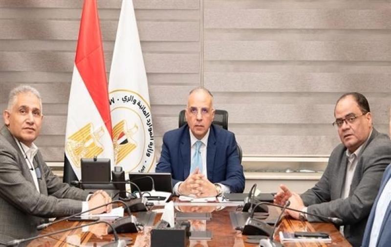 وزير الري يبحث مجهودات إزالة التعديات على مجرى نهر النيل