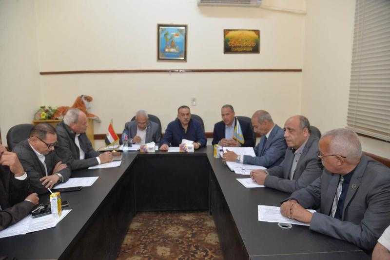 محافظ أسيوط يشهد أول اجتماع لمجلس الأمناء والآباء والمعلمين عقب إعادة تشكيله