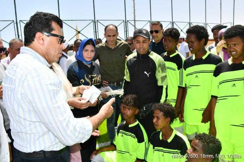 وزير الشباب والرياضة يفتتح الملعب الخماسي بمركز شباب أبو رماد