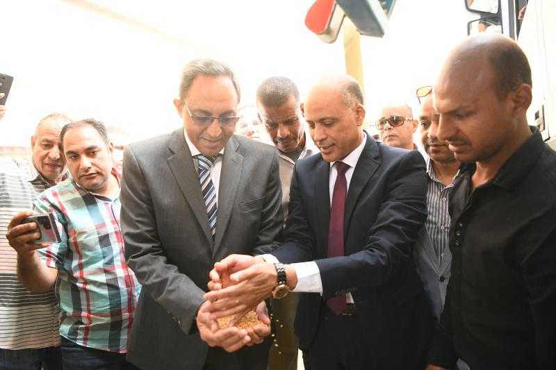 محافظ قنا يتفقد صومعة الترامسة ويُطلق إشارة بدء موسم حصاد القمح من إحدى مزارع دندرة