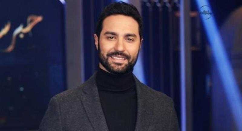 كريم فهمي ينشر صورة رومانسية برفقة زوجته